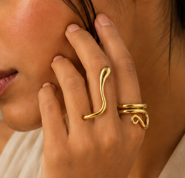 THE SINUOUS TEARDROP RING